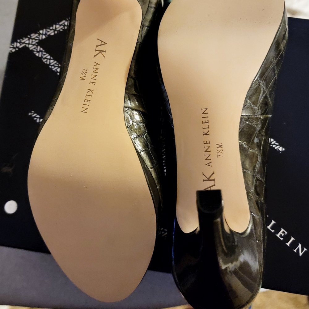 Pumps - Picture 3 of 4